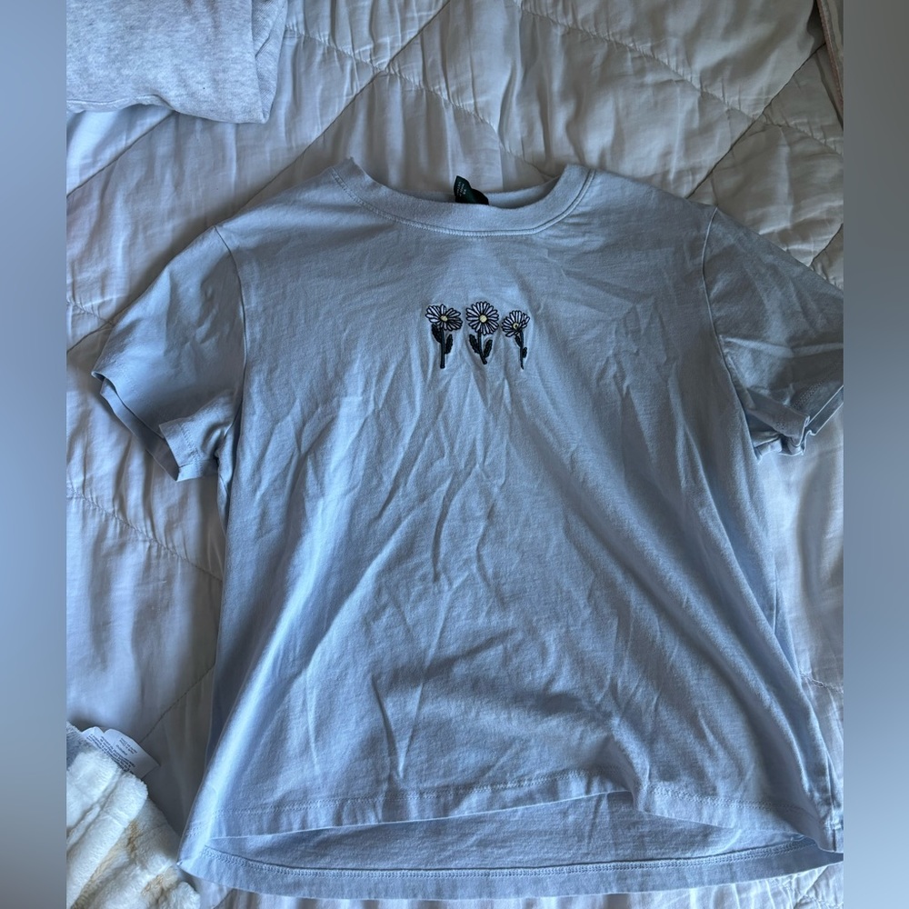 🩷Women’s baby blue XS wild fable shirt with three daisies